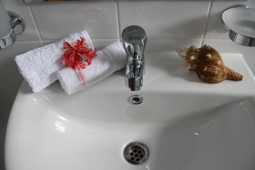 Central Self Catering Apartments Felicite Island Room photo